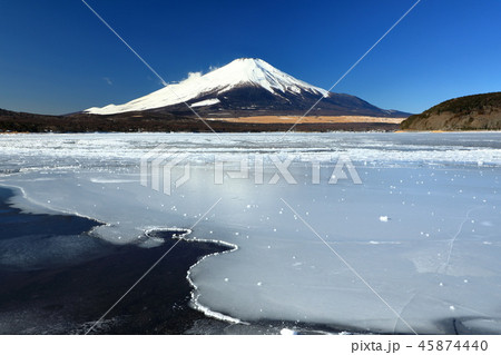 世界遺産　富士山　山梨県　山中湖　冬 45874440