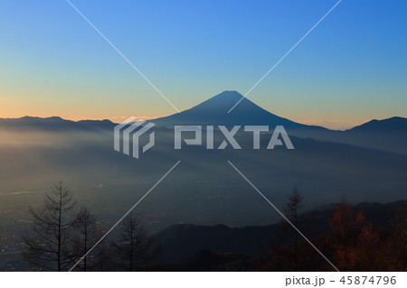 朝焼けの富士山　甘利山 45874796