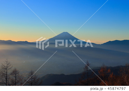 朝焼けの富士山　甘利山 45874797