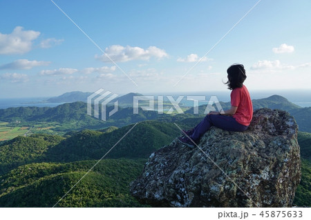 石垣島 野底マーペー山頂からの眺めと登山者 石垣島 野底マーペー山頂からの眺めと登山者 45875633