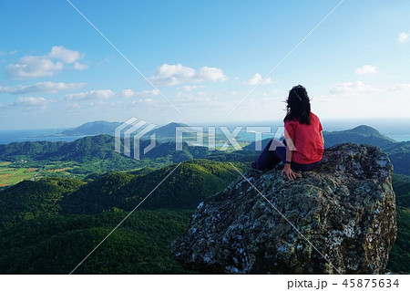 石垣島 野底マーペー山頂からの眺めと登山者 石垣島 野底マーペー山頂からの眺めと登山者 45875634