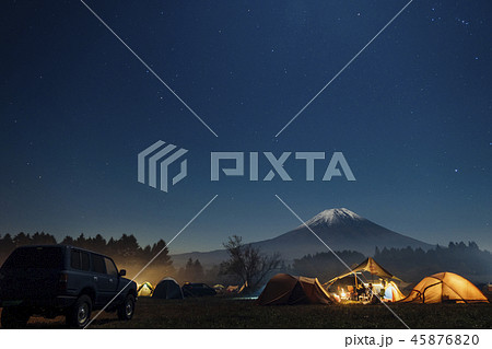 美しい富士山が見えるキャンプ場の夜景 45876820