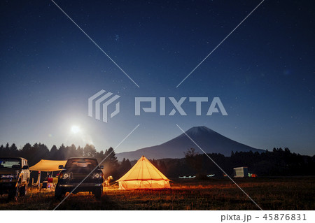 美しい夜の富士山と光るテント 美しい夜の富士山と光るテント 45876831