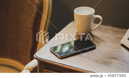 スマートフォンとマグカップ 45877300