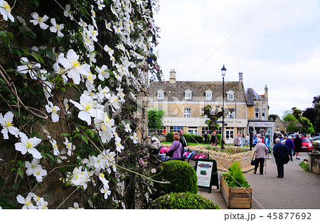 コッツウォルズの花越しの街並み 45877692
