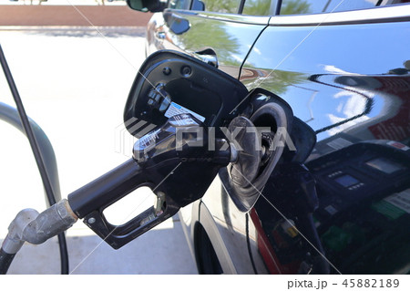 ガソリン給油中(アメリカ合衆国アリゾナ州) ガソリン給油中(アメリカ合衆国アリゾナ州) 45882189
