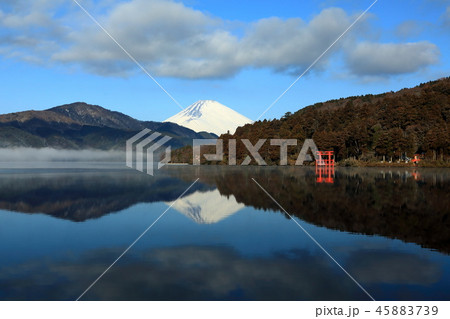 世界遺産 富士山 神奈川県 芦ノ湖 逆さ富士の写真素材