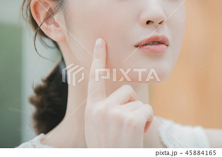 young woman 45884165