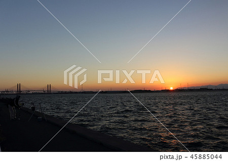 夕日と名港トリトンと釣り人(名古屋市 金城ふ頭付近) 夕日と名港トリトンと釣り人(名古屋市 金城ふ頭付近) 45885044