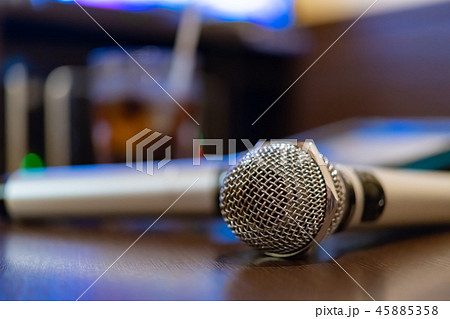 カラオケ　カラオケイメージ　カラオケボックス 45885358