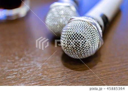 カラオケ　カラオケイメージ　カラオケボックス 45885364