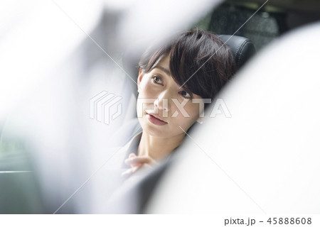 車の中で仕事をする女性 45888608
