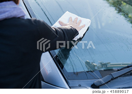 洗車するミドル女性 45889017