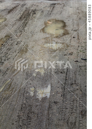 砂利道 泥水 地 45889083