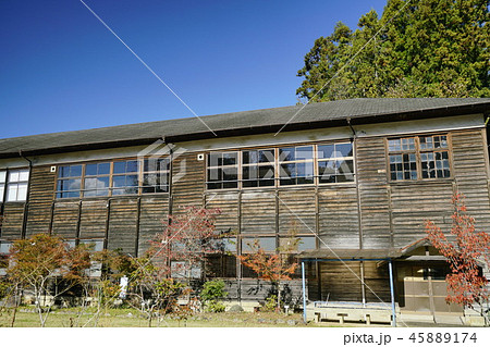 木造校舎の学校と紅葉 木造校舎の学校と紅葉 45889174