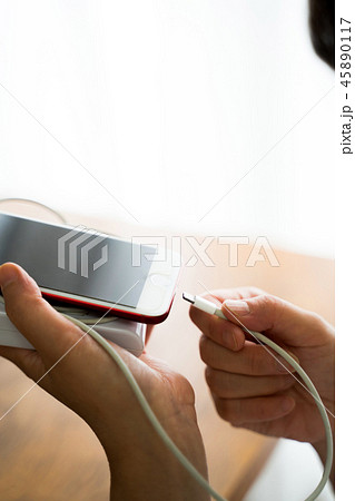 スマホ　充電　手元 45890117