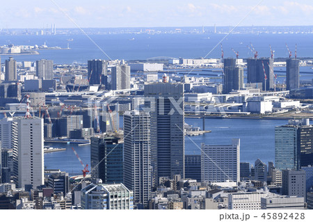 日本の東京都市景観　建設中の選手村や変貌する豊洲・有明など、街並みを望む 45892428
