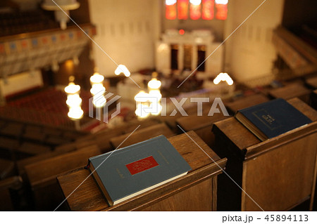 【エルサレム】ユダヤ教徒の礼拝所グレートシナゴーグ内に置かれた旧約聖書 【エルサレム】ユダヤ教徒の礼拝所グレートシナゴーグ内に置かれた旧約聖書 45894113