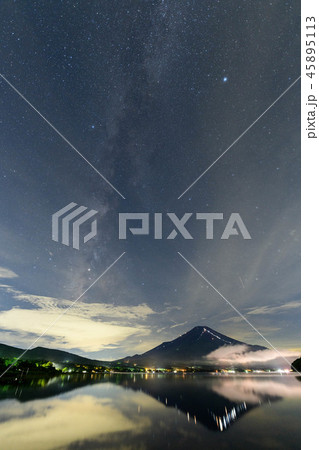 山中湖から真夏の星空と富士山 45895113