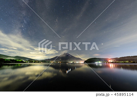 山中湖から真夏の星空と富士山 45895114