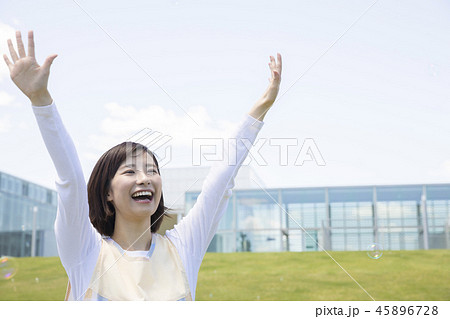 園児に手を振る保母さん 園児に手を振る保母さん 45896728