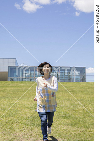 走る保母さん 走る保母さん 45898263