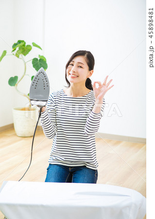 アイロンを持つ女性 45898481