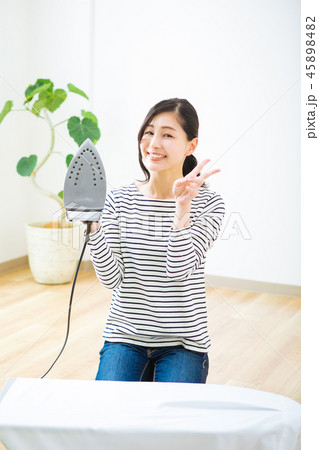 アイロンを持つ女性 アイロンを持つ女性 45898482