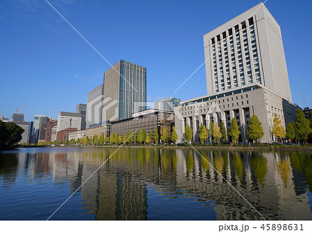 日本の東京都市景観　皇居前、ビジネス街の高層ビル群などを望む 45898631