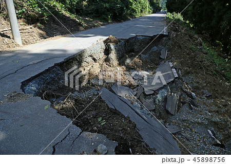 土砂崩れ 45898756