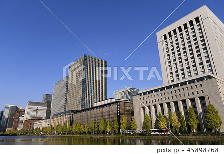 日本の東京都市景観　皇居前、ビジネス街の高層ビル群などを望む 45898768