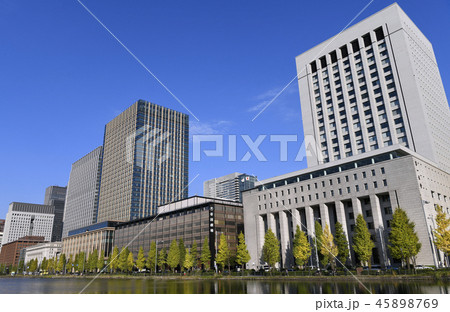 日本の東京都市景観　皇居前、ビジネス街の高層ビル群などを望む 45898769