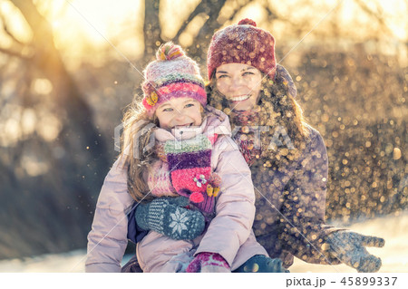 Mother and daughter playing in winter park 45899337