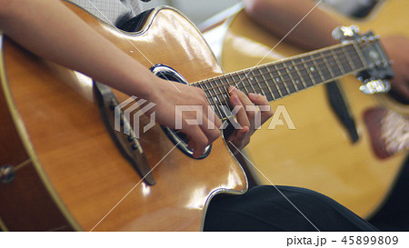 ギターを弾く女子高生 45899809