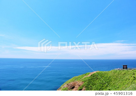 北海道　青空と青い海の襟裳岬 45901316