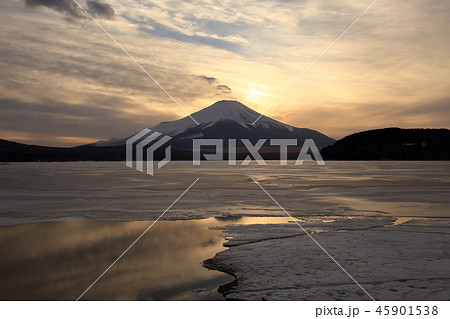 世界遺産　富士山　山梨県　山中湖　冬　夕暮れ 45901538