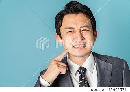 歯痛の男性 45902571