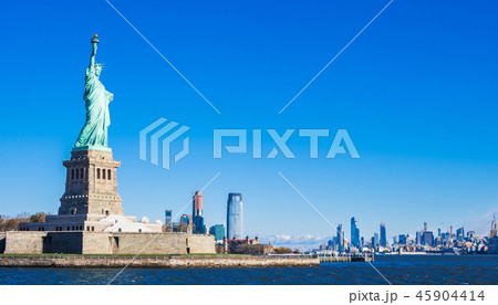 ニューヨーク　自由の女神とマンハッタンの摩天楼 45904414