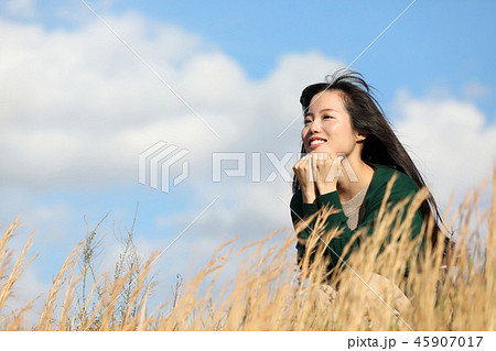 草原で遠くを眺める女性 45907017