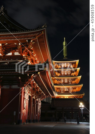 夜の浅草寺にて（宝蔵門・五重塔） 45908559
