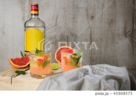 cocktail of gin and grapefruit 45908575