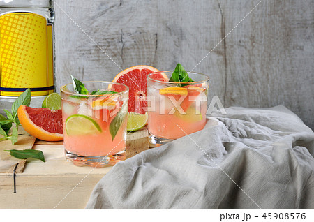 cocktail of gin and grapefruit 45908576