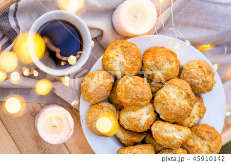 View from above on the coffee table served with coffee cup, cookies and candles 45910142