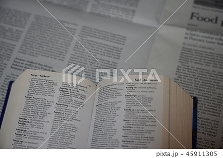 英語辞典と英字新聞 45911305