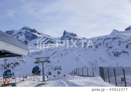 初冬のツェルマットスキー場 ゴンドラ降り場 初冬のツェルマットスキー場 ゴンドラ降り場 45912377