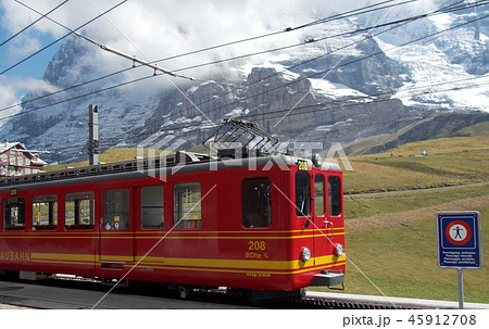 アイガーを背景にユングフラウ鉄道 アイガーを背景にユングフラウ鉄道 45912708