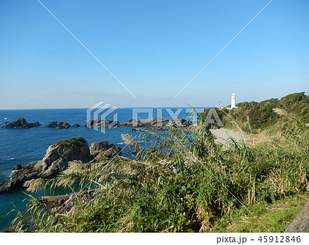 遠くに見える潮岬灯台 45912846