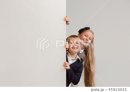 Banner with a surprised children peeking at the edge 45913035