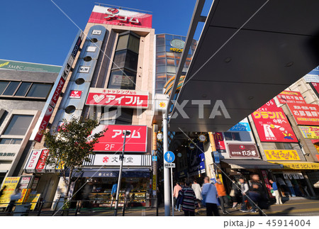 日本の東京都市景観　中野駅（北口）前の中野サンモール商店街を望む 45914004