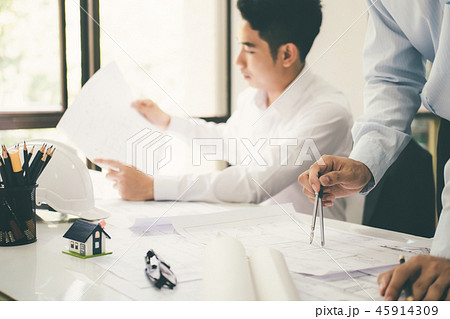 Engineer meeting for architectural project 45914309
